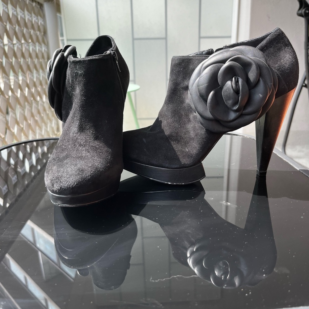 Steve Madden 10M black bootie with decorative flower